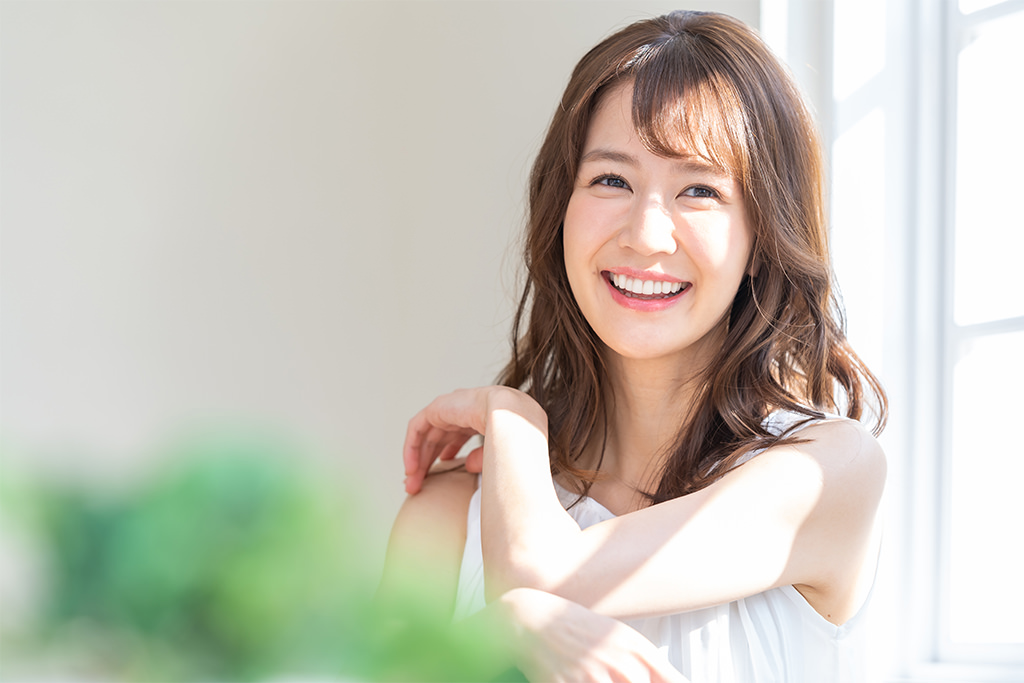 美しく印象的な口元で、輝く笑顔を